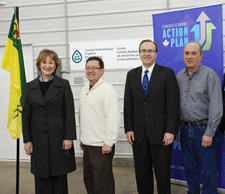 La ministre Lynne Yelich; Duane Harding, directeur du DIRSS; Jim Reiter, ministre de la Saskatchewan; et Greg Sommerfeld, vice-pr&eacute;sident du conseil du DIRSS; c&eacute;l&egrave;brent le financement suppl&eacute;mentaire pour des projets d&rsquo;irrigation en Saskatchewan.