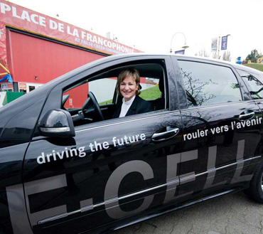 L&rsquo;honorable Lynne Yelich, ministre d&rsquo;&Eacute;tat charg&eacute;e de la Diversification de l&rsquo;&eacute;conomie de l&rsquo;Ouest canadien, se d&eacute;place vers divers &eacute;v&eacute;nements dans une voiture &agrave; pile &agrave; combustible &agrave; hydrog&egrave;ne pendant sa visite &agrave; Vancouver.