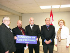 Paul Grenier, CDEM; Maurice Leclaire, conseiller; l&rsquo;honorable Vic Toews, ministre de la S&eacute;curit&eacute; publique; Bob Stefaniuk, maire; Valerie Rutherford, conseill&egrave;re.