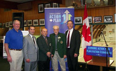 Resby Couts, le d&eacute;put&eacute; Rod Bruinooge; Jeff Hodge; Spence Shiach (ancien pr&eacute;sident et membre honoraire &agrave; vie), Gord Steeves, maire suppl&eacute;ant p. i. et conseiller &agrave; la Ville de Winnipeg.