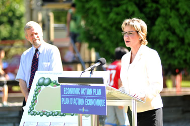 La ministre d’État Yelich prononce un discours lors de l’annonce d’un financement à Vancouver