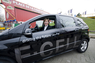 L’honorable Lynne Yelich, ministre d’État à la Diversification de l’économie de l’Ouest canadien, prend place dans un véhicule à pile à hydrogène à l’extérieur de la Place de la Francophonie.